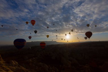 Renkli sıcak hava balonları önce denize indirmek içinde Göreme Milli Parkı, Kapadokya, Türkiye