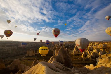Renkli sıcak hava balonları önce denize indirmek içinde Göreme Milli Parkı, Kapadokya, Türkiye
