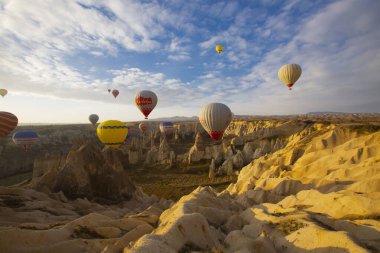 Renkli sıcak hava balonları önce denize indirmek içinde Göreme Milli Parkı, Kapadokya, Türkiye