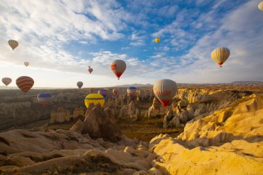 Renkli sıcak hava balonları önce denize indirmek içinde Göreme Milli Parkı, Kapadokya, Türkiye
