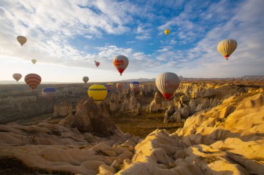 Renkli sıcak hava balonları önce denize indirmek içinde Göreme Milli Parkı, Kapadokya, Türkiye
