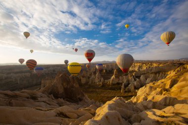 Renkli sıcak hava balonları önce denize indirmek içinde Göreme Milli Parkı, Kapadokya, Türkiye