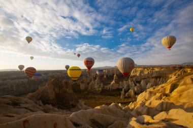 Renkli sıcak hava balonları önce denize indirmek içinde Göreme Milli Parkı, Kapadokya, Türkiye