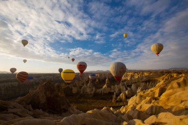 Renkli sıcak hava balonları önce denize indirmek içinde Göreme Milli Parkı, Kapadokya, Türkiye