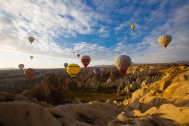 Renkli sıcak hava balonları önce denize indirmek içinde Göreme Milli Parkı, Kapadokya, Türkiye