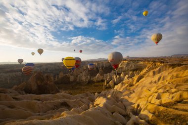 Renkli sıcak hava balonları önce denize indirmek içinde Göreme Milli Parkı, Kapadokya, Türkiye