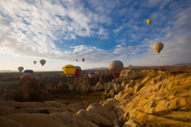 Renkli sıcak hava balonları önce denize indirmek içinde Göreme Milli Parkı, Kapadokya, Türkiye