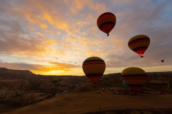 Renkli Sıcak Hava Balonları Önce Denize Indirmek Içinde Göreme Milli — Stok fotoğraf