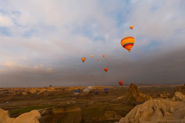 Värikkäitä Kuumailmapalloja Ennen Laukaisua Goremen Kansallispuistossa Cappadocia Turkki — kuvapankkivalokuva