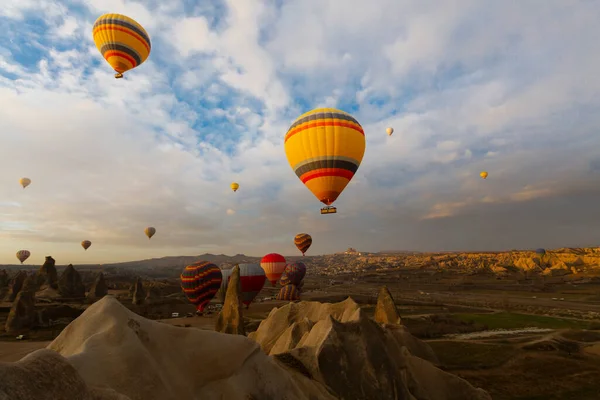 Värikkäitä Kuumailmapalloja Ennen Laukaisua Goremen Kansallispuistossa Cappadocia Turkki — kuvapankkivalokuva