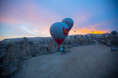 Kapadokya - balon turu büyük turistik cazibe. Cappadocia dünyanın her yerinden sıcak hava balonları ile uçmak için en iyi yerlerden biri olarak bilinir. Göreme, Kapadokya