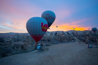 Kapadokya - balon turu büyük turistik cazibe. Cappadocia dünyanın her yerinden sıcak hava balonları ile uçmak için en iyi yerlerden biri olarak bilinir. Göreme, Kapadokya