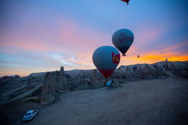 Kapadokya - balon turu büyük turistik cazibe. Cappadocia dünyanın her yerinden sıcak hava balonları ile uçmak için en iyi yerlerden biri olarak bilinir. Göreme, Kapadokya