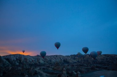 Kapadokya - balon turu büyük turistik cazibe. Cappadocia dünyanın her yerinden sıcak hava balonları ile uçmak için en iyi yerlerden biri olarak bilinir. Göreme, Kapadokya