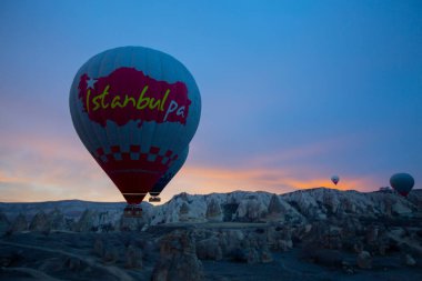 Kapadokya - balon turu büyük turistik cazibe. Cappadocia dünyanın her yerinden sıcak hava balonları ile uçmak için en iyi yerlerden biri olarak bilinir. Göreme, Kapadokya