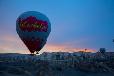 Kapadokya - balon turu büyük turistik cazibe. Cappadocia dünyanın her yerinden sıcak hava balonları ile uçmak için en iyi yerlerden biri olarak bilinir. Göreme, Kapadokya