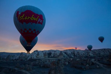 Kapadokya - balon turu büyük turistik cazibe. Cappadocia dünyanın her yerinden sıcak hava balonları ile uçmak için en iyi yerlerden biri olarak bilinir. Göreme, Kapadokya