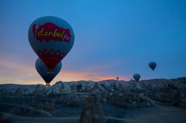 Kapadokya - balon turu büyük turistik cazibe. Cappadocia dünyanın her yerinden sıcak hava balonları ile uçmak için en iyi yerlerden biri olarak bilinir. Göreme, Kapadokya