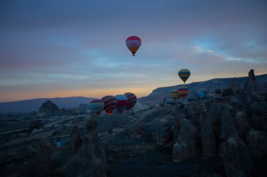 Kapadokya - balon turu büyük turistik cazibe. Cappadocia dünyanın her yerinden sıcak hava balonları ile uçmak için en iyi yerlerden biri olarak bilinir. Göreme, Kapadokya