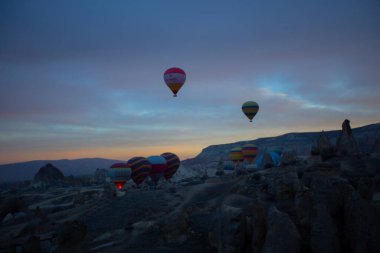 Kapadokya - balon turu büyük turistik cazibe. Cappadocia dünyanın her yerinden sıcak hava balonları ile uçmak için en iyi yerlerden biri olarak bilinir. Göreme, Kapadokya