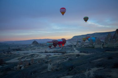 Kapadokya - balon turu büyük turistik cazibe. Cappadocia dünyanın her yerinden sıcak hava balonları ile uçmak için en iyi yerlerden biri olarak bilinir. Göreme, Kapadokya