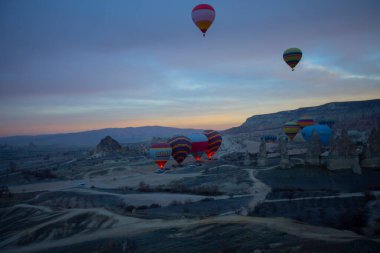 Kapadokya - balon turu büyük turistik cazibe. Cappadocia dünyanın her yerinden sıcak hava balonları ile uçmak için en iyi yerlerden biri olarak bilinir. Göreme, Kapadokya