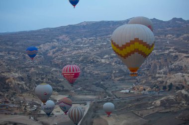 Kapadokya - balon turu büyük turistik cazibe. Cappadocia dünyanın her yerinden sıcak hava balonları ile uçmak için en iyi yerlerden biri olarak bilinir. Göreme, Kapadokya
