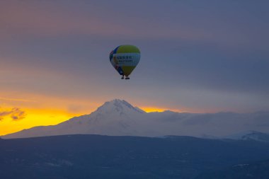Kapadokya - balon turu büyük turistik cazibe. Cappadocia dünyanın her yerinden sıcak hava balonları ile uçmak için en iyi yerlerden biri olarak bilinir. Göreme, Kapadokya