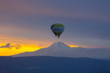 Kapadokya - balon turu büyük turistik cazibe. Cappadocia dünyanın her yerinden sıcak hava balonları ile uçmak için en iyi yerlerden biri olarak bilinir. Göreme, Kapadokya