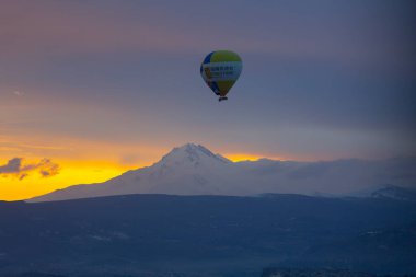 Kapadokya - balon turu büyük turistik cazibe. Cappadocia dünyanın her yerinden sıcak hava balonları ile uçmak için en iyi yerlerden biri olarak bilinir. Göreme, Kapadokya
