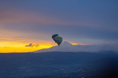 Kapadokya - balon turu büyük turistik cazibe. Cappadocia dünyanın her yerinden sıcak hava balonları ile uçmak için en iyi yerlerden biri olarak bilinir. Göreme, Kapadokya