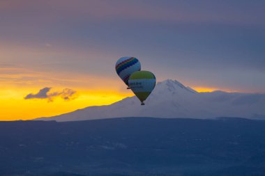 Kapadokya - balon turu büyük turistik cazibe. Cappadocia dünyanın her yerinden sıcak hava balonları ile uçmak için en iyi yerlerden biri olarak bilinir. Göreme, Kapadokya
