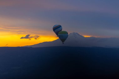 Kapadokya - balon turu büyük turistik cazibe. Cappadocia dünyanın her yerinden sıcak hava balonları ile uçmak için en iyi yerlerden biri olarak bilinir. Göreme, Kapadokya