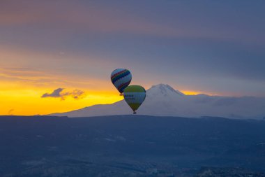 Kapadokya - balon turu büyük turistik cazibe. Cappadocia dünyanın her yerinden sıcak hava balonları ile uçmak için en iyi yerlerden biri olarak bilinir. Göreme, Kapadokya