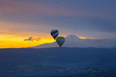 Kapadokya - balon turu büyük turistik cazibe. Cappadocia dünyanın her yerinden sıcak hava balonları ile uçmak için en iyi yerlerden biri olarak bilinir. Göreme, Kapadokya