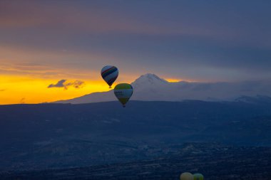 Kapadokya - balon turu büyük turistik cazibe. Cappadocia dünyanın her yerinden sıcak hava balonları ile uçmak için en iyi yerlerden biri olarak bilinir. Göreme, Kapadokya