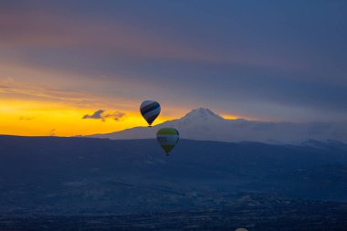 Kapadokya - balon turu büyük turistik cazibe. Cappadocia dünyanın her yerinden sıcak hava balonları ile uçmak için en iyi yerlerden biri olarak bilinir. Göreme, Kapadokya