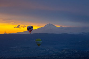 Kapadokya - balon turu büyük turistik cazibe. Cappadocia dünyanın her yerinden sıcak hava balonları ile uçmak için en iyi yerlerden biri olarak bilinir. Göreme, Kapadokya