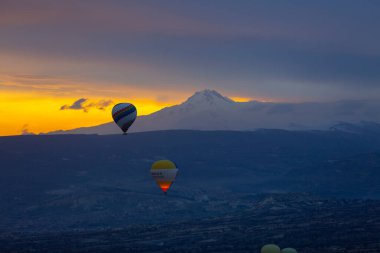 Kapadokya - balon turu büyük turistik cazibe. Cappadocia dünyanın her yerinden sıcak hava balonları ile uçmak için en iyi yerlerden biri olarak bilinir. Göreme, Kapadokya