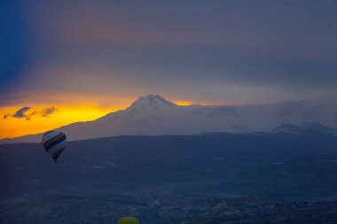 Kapadokya - balon turu büyük turistik cazibe. Cappadocia dünyanın her yerinden sıcak hava balonları ile uçmak için en iyi yerlerden biri olarak bilinir. Göreme, Kapadokya