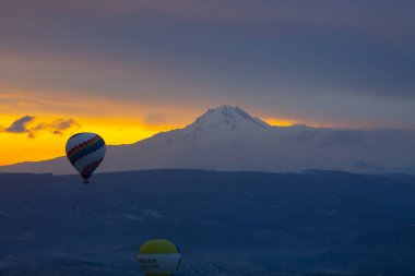 Kapadokya - balon turu büyük turistik cazibe. Cappadocia dünyanın her yerinden sıcak hava balonları ile uçmak için en iyi yerlerden biri olarak bilinir. Göreme, Kapadokya