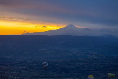 Kapadokya - balon turu büyük turistik cazibe. Cappadocia dünyanın her yerinden sıcak hava balonları ile uçmak için en iyi yerlerden biri olarak bilinir. Göreme, Kapadokya