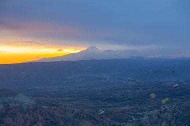 Kapadokya - balon turu büyük turistik cazibe. Cappadocia dünyanın her yerinden sıcak hava balonları ile uçmak için en iyi yerlerden biri olarak bilinir. Göreme, Kapadokya