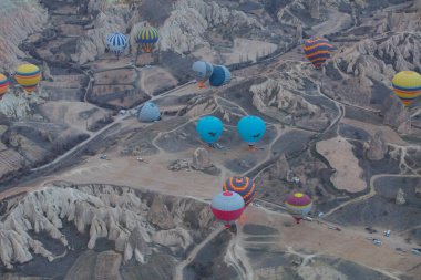 Kapadokya - balon turu büyük turistik cazibe. Cappadocia dünyanın her yerinden sıcak hava balonları ile uçmak için en iyi yerlerden biri olarak bilinir. Göreme, Kapadokya