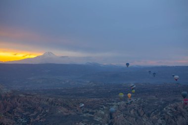 Kapadokya - balon turu büyük turistik cazibe. Cappadocia dünyanın her yerinden sıcak hava balonları ile uçmak için en iyi yerlerden biri olarak bilinir. Göreme, Kapadokya