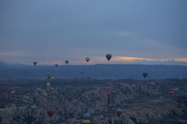 Kapadokya - balon turu büyük turistik cazibe. Cappadocia dünyanın her yerinden sıcak hava balonları ile uçmak için en iyi yerlerden biri olarak bilinir. Göreme, Kapadokya