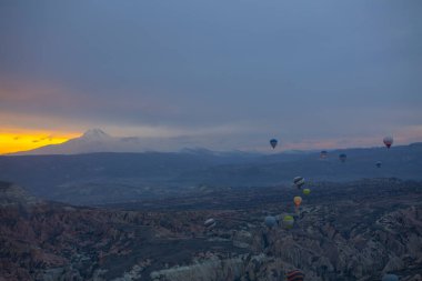 Kapadokya - balon turu büyük turistik cazibe. Cappadocia dünyanın her yerinden sıcak hava balonları ile uçmak için en iyi yerlerden biri olarak bilinir. Göreme, Kapadokya