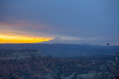 Kapadokya - balon turu büyük turistik cazibe. Cappadocia dünyanın her yerinden sıcak hava balonları ile uçmak için en iyi yerlerden biri olarak bilinir. Göreme, Kapadokya
