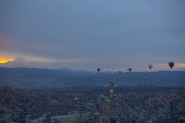Kapadokya - balon turu büyük turistik cazibe. Cappadocia dünyanın her yerinden sıcak hava balonları ile uçmak için en iyi yerlerden biri olarak bilinir. Göreme, Kapadokya
