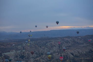 Kapadokya - balon turu büyük turistik cazibe. Cappadocia dünyanın her yerinden sıcak hava balonları ile uçmak için en iyi yerlerden biri olarak bilinir. Göreme, Kapadokya